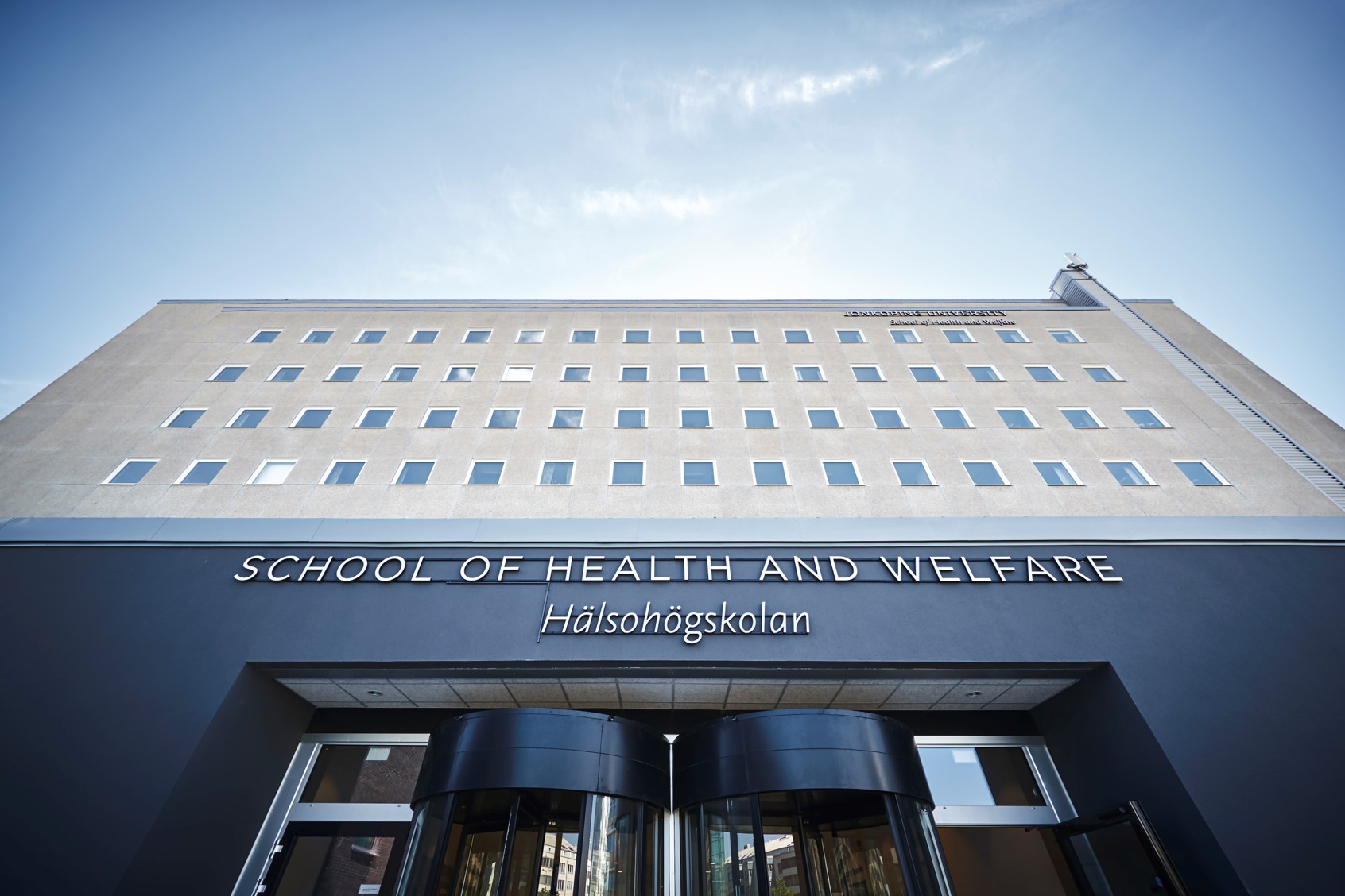 Hälsohögskolans fasad framför en blå himmel