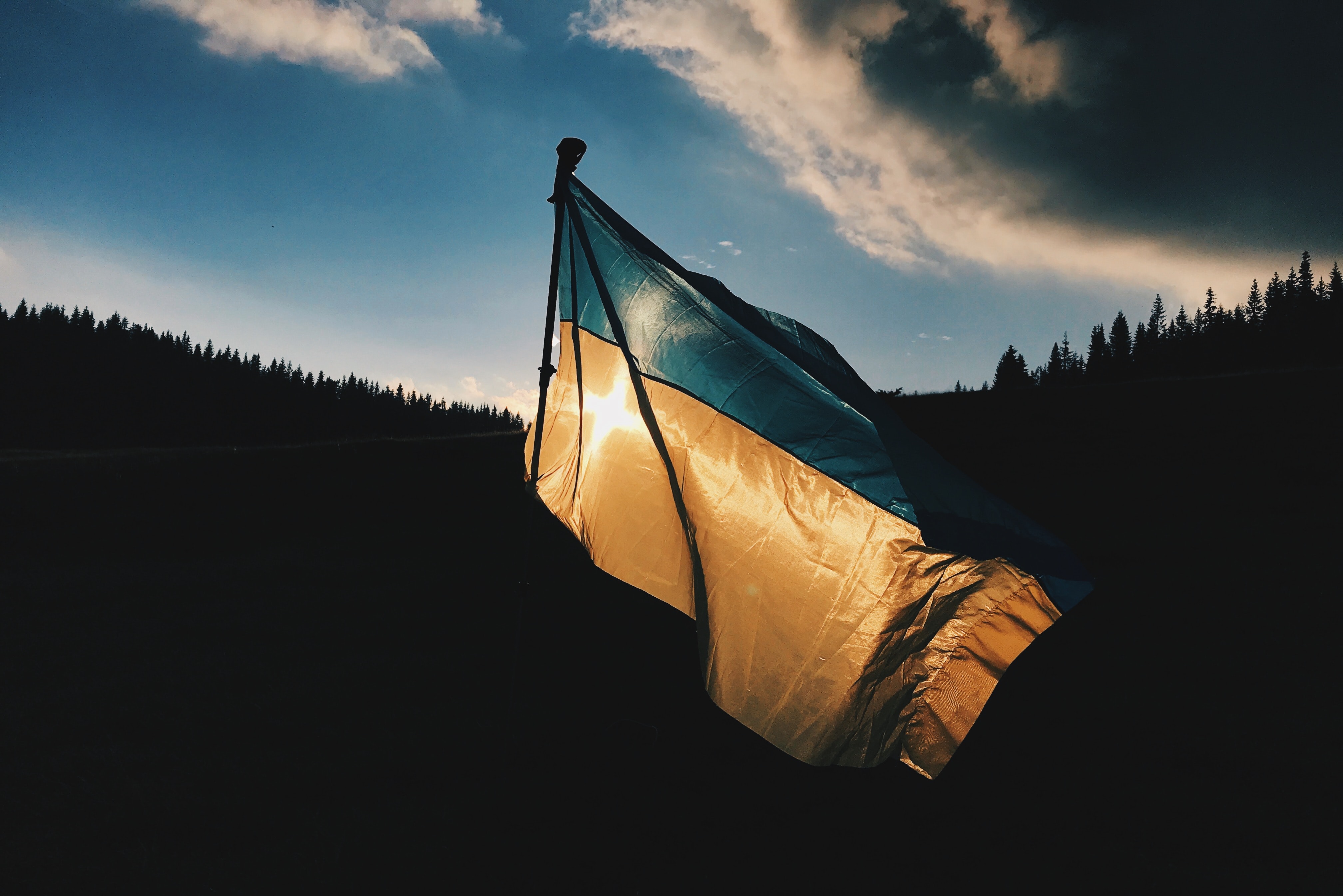Ukrainsk flagga vajar i solnedgång