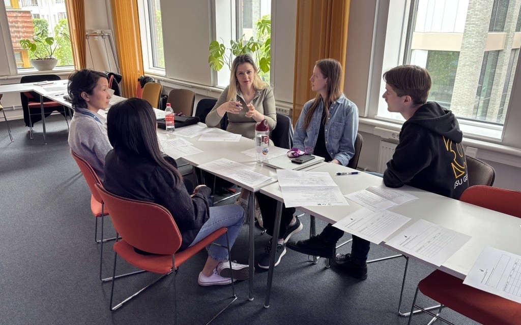 Personer runt ett bord