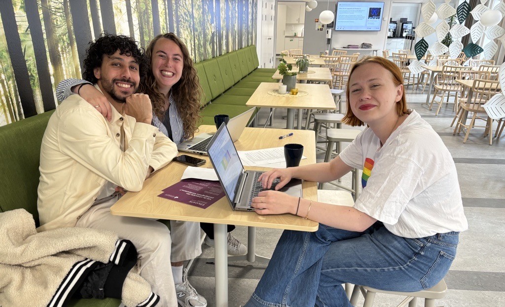 Personer runt ett bord