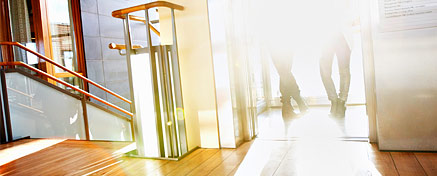 Hissdörrar som öppnas i solen på Högskolan för lärande och kommunikation