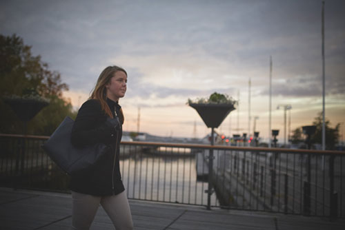 Andrea, före detta student, gåendes i Jönköping