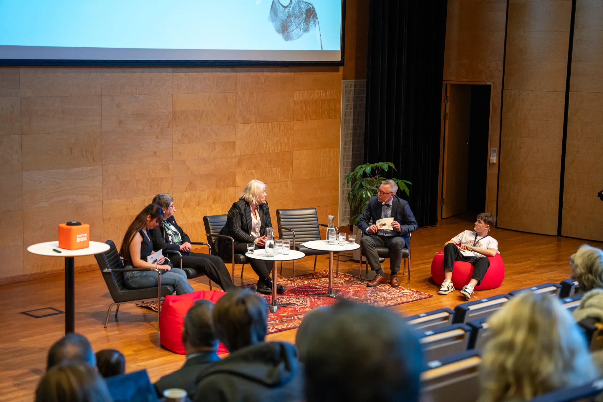 Ett panelsamtal i JU-aulan på Jönköping University