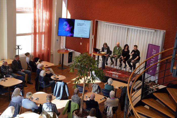 publik och personer på en scen