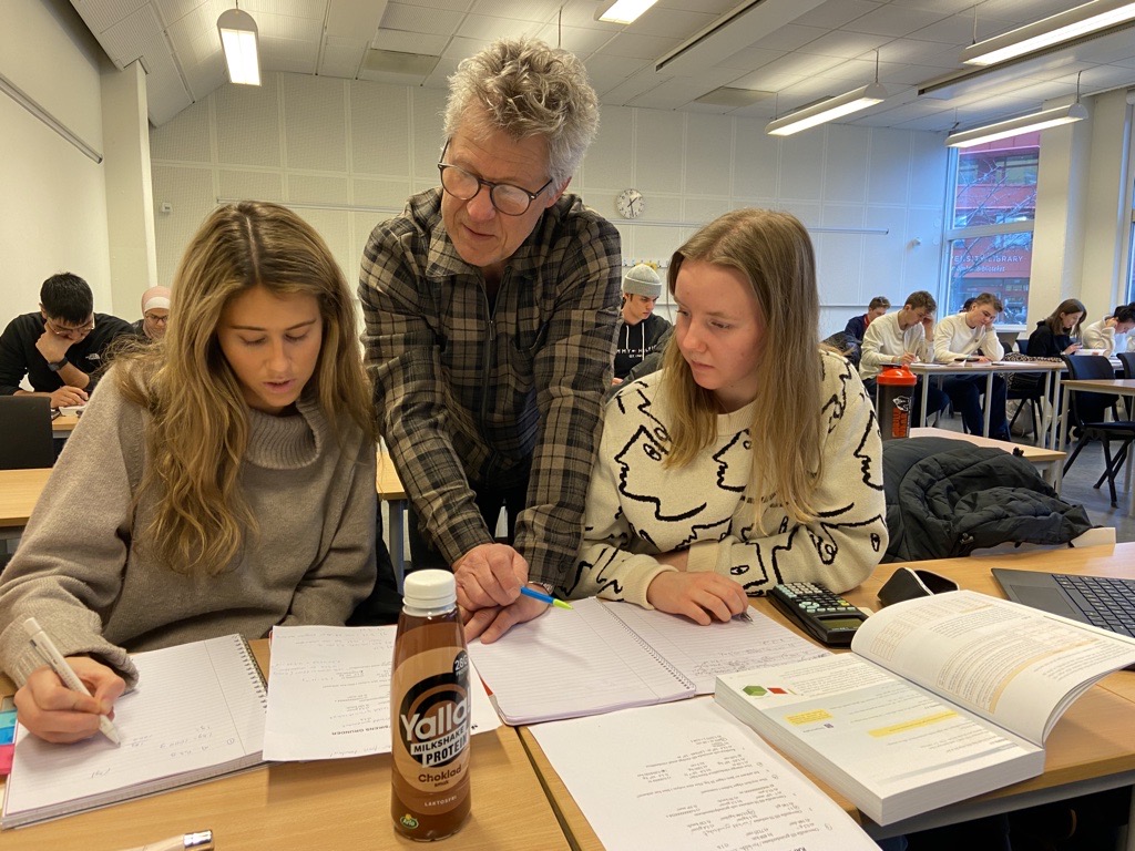 Filippa Ekblad och Maja Lindström som går teknisk bastermin på Tekniska Högskolan vid Jönköping University får hjälp av programansvarige Christer Magnusson.