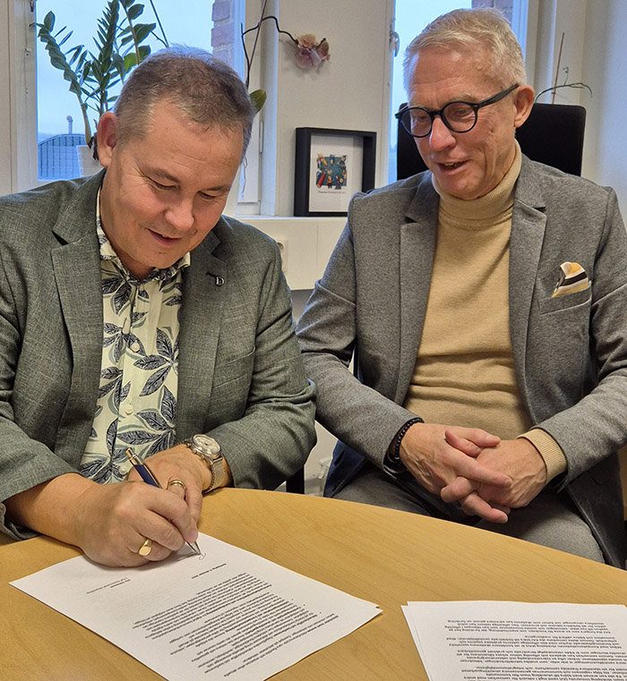 Thomas Winman (till vänster) och Ola Götesson signerar avtalet för samverksnsarenan Kompetensakademin Jönköping.