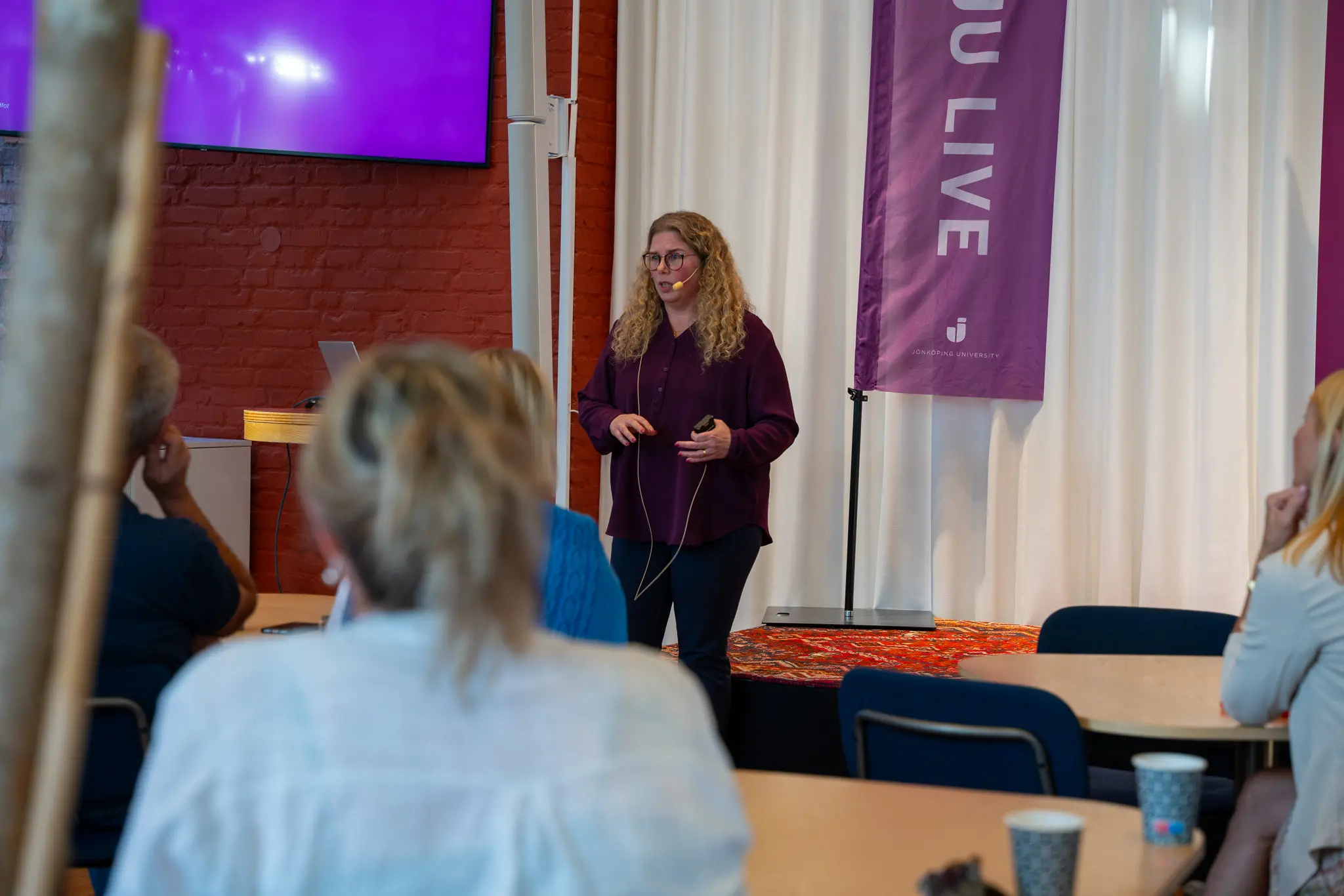 Malin Jakobsson föreläser på högskolebibloteket.